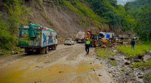 Ante bloqueos, ABC habilita un carril en la carretera antigua Santa Cruz-Cochabamba