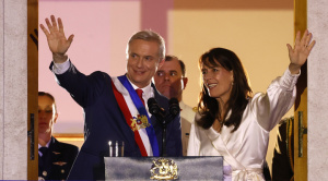 Kast firma 6 decretos, uno de ellos ordena  construir “barreras físicas” en las fronteras