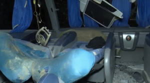 Dos muertos tras caída de roca sobre bus que viajaba de Santa Cruz a Sucre