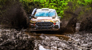 Un boliviano da batalla en el Rally Safari de Kenia