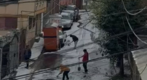 Granizada y lluvia inundan y cubren de hielo algunas calles de La Paz