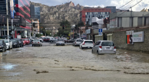 Granizada y lluvias dejan varias calles  anegadas y cubiertas de hielo; 5 ríos  aumentaron de nivel y uno se desbordó