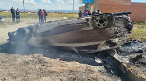 Vecinos en El Alto queman vehículo y atrapan a dos personas; las acusan de robo
