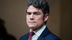 Remezón en EEUU por renuncia de jefe de seguridad, dijo que guerra contra Irán es promovida por Israel