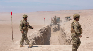 Con un enorme despliegue, gobierno chileno inicia construcción de muros y zanjas en la frontera