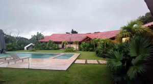 Allanan en el Urubó una vivienda lujosa, con canchas  y piscina, ligada a Marset