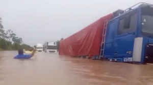 Lluvias inundan la Faja Norte en Yapacaní y dejan una fila de vehículos varados