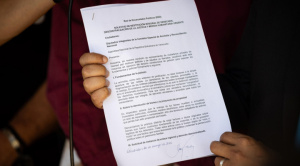 Opositores venezolanos entregan al Parlamento lista de presos políticos para su revisión