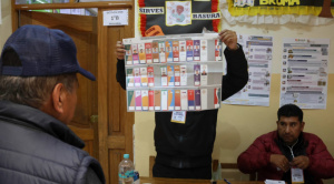 Comienzan a cerrar las mesas electorales; se inicia el escrutinio