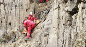 Bomberos rescatan a persona que cayó 10 metros en un cañadón en La Paz