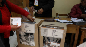 Un adulto mayor destrozó un ánfora y fue arrestado