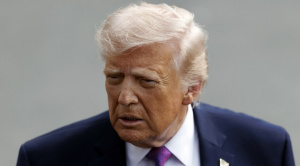 Trump dice que "Irán quiere un acuerdo" y ordena posponer ataques