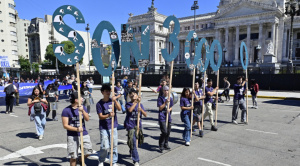Una multitud sale a las calles en Argentina para conmemorar el 50 aniversario de la dictadura