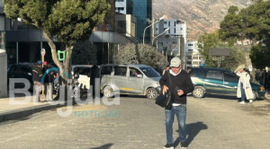 Choferes bloquean La Paz y El Alto, la gente camina y se agolpa en los teleféricos