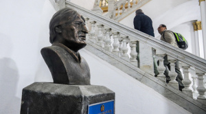 Retiran busto de Evo Morales de la ALP para evitar “culto a la personalidad”