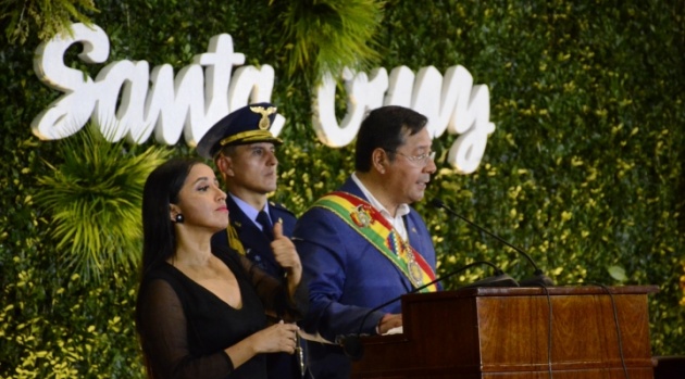 Arce llama a trabajar por Santa Cruz y anuncia un catálogo de obras